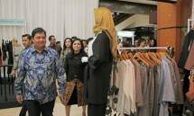 Menteri Perindustrian Airlangga Hartarto saat menunjau pameran Indonesia Moslem Fashion Expo 2018 (Foto: Kemenperin) 