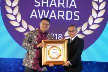 Presiden Direktur BCA Syariah menerima penghargaan