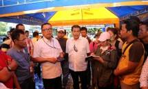Direktur Utama Bank BRI, Suprajarto saat meninjau korban dan unit kerja BRI akibat gempa di Palu (Foto: Dok. BRI) 