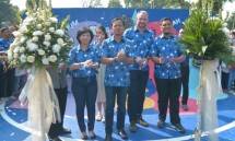 Biscuit Marketing Director Mondelez South East Asia Rick Lawrence bersama Walikota Bogor Bima Arya saat meresmikan Taman Kita OREO di Taman Heulang Bogor
