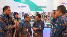 Direktur Utama PT Bhanda Ghara Reksa (Persero) M. Kuncoro Wibowo berbincang dengan Deputi Infrastruktur Bisnis Kementerian BUMN, Hambra saat mengunjungi booth BGR di pameran IBDExpo 2018