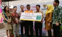 Deputy General Manager PT AEON Indonesia, Eddy Effendy Irawan mewakili President Director PT AEON Indonesia, Toyofumi Kashi saat menyerahkan donasi bantuan korban gempa Sulteng kepada Direktur Utama BAZNAS, Arifin Purwakananta di Jakarta