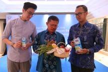 Corporate Affairs Director PT Frisian Flag Indonesia, Andrew F. Saputro bersama Guru Besar Bidang Keamanan Pangan dan Gizi, Fakultas Ekologi Institut Pertanian Bogor, Ahmad Sulaeman dan Nutrisionis Muda, Alvin Hartanto di acara MilkVersation