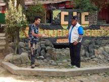 Haji Kosasih sedang mendengar penjelasan karyawannya di depan pintu gerbang CIC