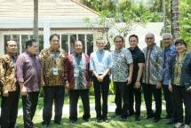Sejumlah Menteri Kabinet Kerja saat berfoto bersama Pendiri Alibaba Group, Jack Ma (Foto: Kemenperin) 