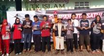 Eddy Karsito (Tengah) bersama remaja dan anak-anak yang mendapatkan Buku karya Agy Sugianto dalam Peringatan Hari Sumpah Pemuda Rumah Budaya Satu Satu Minghu (21/10) kemarin