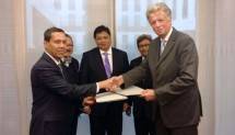 Menteri Perindustrian Airlangga Hartarto bersama Duber RI untuk Republik Federal Jerman Fauzi Bowo, serta Direktur Investasi PT. Pupuk Indonesia Gusrizal (kiri) menerima dokumen MoU dari CEO Ferrostaal Klaus Lesker (kanan) di Dusseldorf, (21/1/2017)