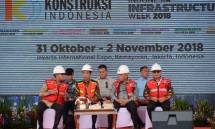 Presiden Jokowi bersama Menteri PUPR Basuki Hadimoeljono dan Ketua Umum Kadin Rosan P. Roeslani saat membuka pameran Indonesia Infrastruktur Week (IWW) 2018 (Foto: Ridwan/Industry.co.id)