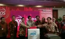 Menteri Perindustrian Airlangga Hartarto bersama Kepala BPPI Kemenperin Ngakan Timur Antara dan Ketua Umum AISI Johannes Loman saat membuka Indonesia Motorcycle Show (IMOS) 2018 