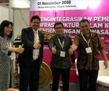 Menteri Perindustrian Airlangga Hartarto bersama Plt Dirjen PPI Kemenperin Gati Wibawaningsih dan Ketua Umum HKI Sanny Iskandar serta Wakil Ketua Umum HKI Hyanto Wihadiberfoto bersama seusai membuka seminar "Mengintegrasikan Pembangunan Infrastruktur