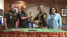 Dirut LPDB, Kemas Danial bersama Kajati Bali,Abdul Muni menandatangani Nota Kesepahaman antara LPDB dengan Kejaksaan Tinggi Provinsi Bali Senin (23/1/2017)