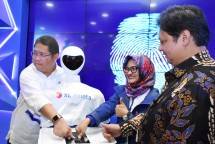 Menteri Perindustrian Airlangga Hartartobersama Menteri Komunikasi dan Informatika Rudiantara, serta Presiden Direktur XL Axiata, Dian Siswarinisaat meresmikan Laboratorium IoT (IoT Lab) bernama X-CAMP yangdibangunoleh PT XL Axiata Tbk (Foto: Kemenpe