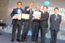 Direktur Digital and Strategic Portfolio Telkom David Bangun dan Direktur Wholesale and International Service Telkom Abdus Somad Arief keduanya paling kiri