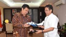 Menteri Perindustrian Airlangga Hartarto menerima model pesawat CN 235 buatan PT. Dirgantara Indonesia yang diserahkan Dirut PT. Dirgantara Indonesia Budi Santoso, di Kementerian Perindustrian, Jakarta, 16 November 2016.