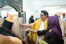 Menteri Perindustrian Airlangga Hartarto ketika mengunjungi IKM tenun Dayang Songket di Kabupaten Sambas, Kalimantan Barat (Foto: Kemenperin) 