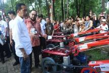 Caption foto: Presiden RI Joko Widodo (Kiri) meninjau mesin traktor tangan yang merupakan bantuan Corporate Social Responsibility (CSR) dari PT Bank Negara Indonesia (Persero) Tbk (BNI).