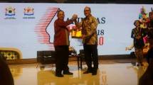 Ketua Umum Kadin Indonesia Rosan P. Roeslani bersama Menko Perekonomian Darmin Nasution saat membuka Rapimnas Kadin (Foto: Kadin Indonesia) 