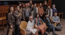 Yanti Chrisye, OI dan Swara Gembira dan Guruh Soekarnoputra bersama para pendukung pergelaran Hip Hip Hura.