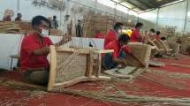 Pengrajin Rotan (Foto: Ridwan/Industry.co.id)