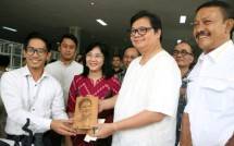 Menteri Perindustrian Airlangga Hartarto didampingi Direktur Jenderal Industri Kecil dan Menengah (IKM) Gati Wibawaningsih menerima cendramata berupa potrait wajah hasil laser cutting media kayu dari industri binaan BCIC pada acara "Meet Up Creative 