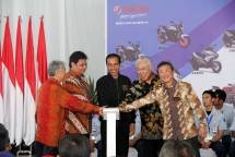 Presiden Joko Widodo didampingiMenteri Perindustrian Airlangga Hartarto, Menteri Perdagangan Enggartiasto Lukita, Sekretaris Kabinet Pramono Anung, Gubernur DKI Jakarta Anies Baswedan sertaWakil Presiden Eksekutif PT Yamaha Indonesia Motor Manufactur