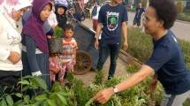 Kegiatan menjaga kebersihan dan melakukan penanaman pohon yang dilakukan oleh PT Jababeka Infrastruktur dan warga sekitar