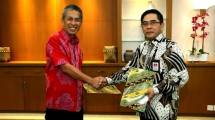 Sekretaris Jenderal Kemenperin Haris Munandar bersama Managing Director PT IMIP Hamid Mina seusai penandatanganan Nota Kesepahaman terkait Penyiapan SDM Industri Logam Melalui Pendidikan dan Pelatihan Industri (Foto: Kemenperin) 