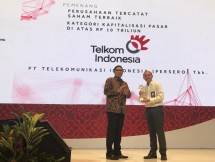 Direktur Utama Bursa Efek Indonesia Inarno Djajadi (kiri) dan VP Investor Relation Telkom Andi Setiawan saat penyerahan penghargaan IDX Appreciation kepada PT Telkom Indonesia Tbk