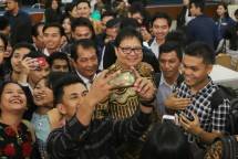 Menteri Perindustrian Airlangga Hartarto berswa foto bersama Mahasiswa/i Universitas HKBP Nommensen (UHN) Medan (Foto: Kemenperin) 