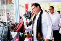 Menteri Perindustrian Airlangga Hartarto ketika mengunjungi IKM Karya Indah Bordir dalam rangkaian kegiatan kunjungan kerja di Aceh (Foto: Kemenperin) 