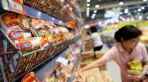 Ilustrasi produk Indofood. (Dimas Ardian/Bloomberg)