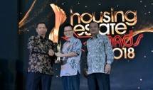 Direktur Utama PT Izumi Sentul Realty, Ricky Kinanto Teh (tengah) saat menerima penghargaan HousingEstate Awards 2018