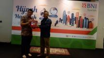 Pemimpin BNI Hong Kong, Wan Andi (kiri), Pemimpin Divisi Dana Ritel BNI Syariah, Bambang Sutrisno (kanan) saat penyerahan cinderamata dalam kegiatan Hijrah dengan Hasanah di Banking Hall BNI Hong Kong, Far East Financial Center.