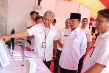 Direktur Network & IT Solution (NITS) Telkom Zulhelfi Abidin (kiri) menjelaskan infrastruktur akses pelanggan IndiHome kepada Walikota Mataram Ahyar Abduh (tengah) 