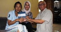 Aktris Yeni Farida ( kiri) Menerima Santunan yang berasal dari organisasi Parfi56 (yang di wakili oleh Muthia Datau) dan Yayasan Kesetiakawanan dan Kepedulian Sosial