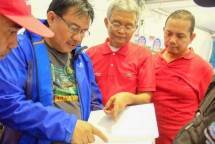 Direktur Network & IT Solution Telkom Zulhelfi Abidin (tengah) bersama Wakil Koordinator Lapangan Posko BUMN Peduli dari PT Krakatau Steel Edi Cawarman (kedua dari kiri), EVP Telkom Regional II Area Jakarta, Banten, Bogor, Tangerang, Bekasi (Jababota