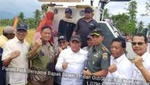 Dirjen Tanaman Pangan dan Gubernur Sumut saat panen padi