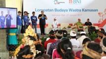  Menteri Koperasi dan UKM, Puspayoga melakukan goresan pertama pada Wastra Kamasan, di Klungkung, Bali 