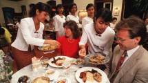 Ilustasi Pelayan Restoran di Indonesia (Peter Charlesworth/Contributor/Getty Images)