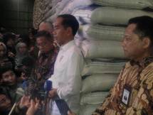 Presiden Jokowi saat meninjau stok beras di Bulog, Kamis (10/1/2019)