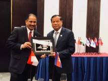 Menteri Pariwisata Arief Yahya bersama Menteri Pariwisata Kamboja Thong Khon seusai menandatangani perjanjian kerja sama sektor pariwisata 