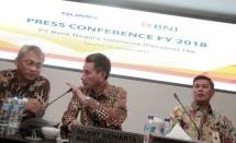 Wakil Direktur Utama BNI Herry Sidharta sedang berbincang dengan direktur lainnya