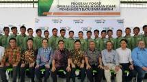 Sekjen Kemenperin Haris Munandar bersama Irjen KemenperinSetyo Wasisto berfoto bersamadengan parasiswaProgram VokasiOperasi dan Pemeliharaan Pembangkit Batu Bara Bersihdi PT Cirebon Power (Foto: Kemenperin) 