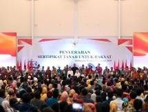 Presiden Jokowi kembali memberikan penyerahan 3.500 sertifikat hak atas tanah, di Jababeka Convention Center, Cikarang Utara, Kabupaten Bekasi, Jawa Barat, Jumat, (25/1/2019