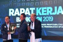 Direktur Utama Bank BTN, Maryono, berbicang dengan Deputi Bidang Usaha Jasa Keuangan, Jasa Survei dan Konsultan Kementerian BUMN, Gatot Trihargo, dalam Rapat Kerja Bank BTN Tahun 2019 di Jakarta, Senin (28/01/2019).