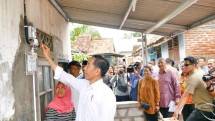 Ke Muara Gembong, Menteri Rini Dampingi Presiden Temui Nasabah Mekaar dan Penerima Bantuan Elektrifikasi