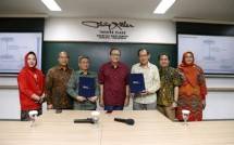 Founder & Chairman ICSB Indonesia, Hermawan Kartajaya bersama Menteri KUKM AAGN Puspayoga seusai perjanjian kerja sama antara ICSB dengan Universitas Al Azhar Indonesia