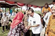 Deputi Pengembangan Destinasi Pariwisata Kemenpar Dadang Rizky Ratman saat kegiatan Sosialisasi dan Coaching Clinic Kredit Usaha Rakyat (KUR) Sektor Usaha Pariwisata di Balkondes Desa Wanurejo, Kabupaten Magelang