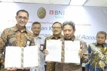 (Kiri ke kanan) SEVP Ritel dan Jaringan BNI Syariah, Iwan Abdi, Pemimpin Divisi Dana Ritel BNI Syariah, Bambang Sutrisno, Sekretaris Umum Pengurus Pusat IKAHI, Kadar Slamet, Ketua Umum Pengurus Pusat IKAHI, PKS Layanan Virtual Account 