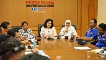 Deputi Bidang Produksi dan Pemasaran, Victoria Simanungkalit berserta jajarannya membahas revitalisasi pasar rakyat